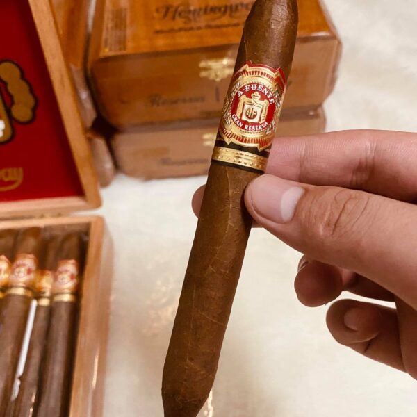 Xì Gà Arturo Fuente Hemingway Signature Maduro