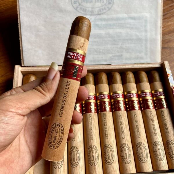 Xì Gà Romeo Y Julieta Cedros De Luxe LCDH